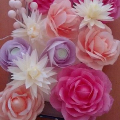 Conjunto de flores artificiais coloridas com texturas delicadas