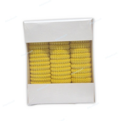 Formas de papel amarelas para bolos pequenos em embalagem branca com janela transparente