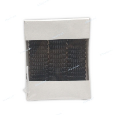 Caixa branca com forros de papel pretos para doces ou bombons