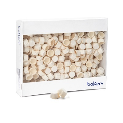 Formas de papel para cupcakes bege em caixa com tampa transparente