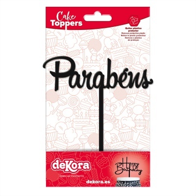 Topo para bolo preto com a palavra Parabéns em embalagem de cartão branca e vermelha