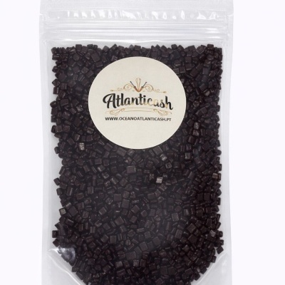Saco de plástico transparente com pequenas pérolas pretas e etiqueta Atlanticash