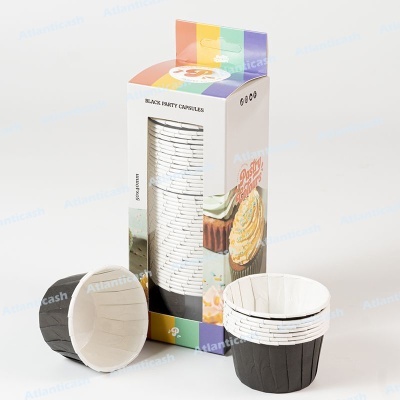 Embala cápsulas para muffins pretas e brancas com textura riscada e embalagem colorida com imagem de cupcake