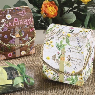 Duas caixas decorativas com padrão floral e texto, em fundo castanho e branco