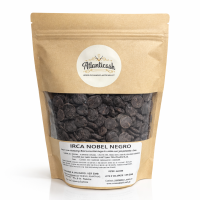 Pacote de pastilhas de chocolate preto em embalagem kraft com etiqueta branca