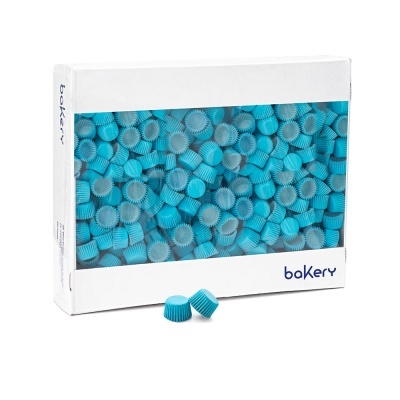 Mini formas para doces azuis em caixa branca com visor transparente e palavra bakery