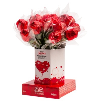 Vaso branco com rosas de chocolate vermelhas embrulhadas em plástico transparente e caixa vermelha em baixo