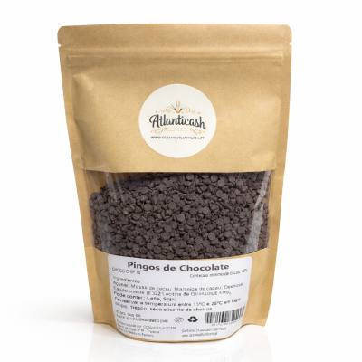 Pacote de papier castanho com pingos de chocolate e etiqueta branca.