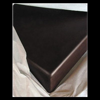 Colchão castanho escuro com lençol branco