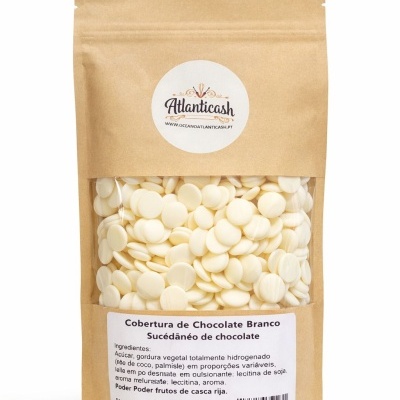 Embalagem de papel castanho com coberturas redondas de chocolate branco e rótulo com descrição em português