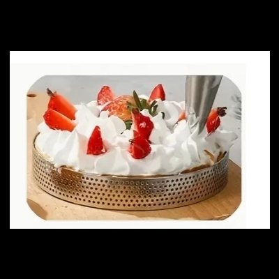 Bolo com chantilly branco e morangos em forma metálica sobre base de madeira