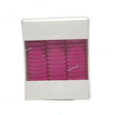 Caixa com forminhas de papel rosa para cupcakes