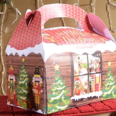 CAIXA TIPO MOCHILA COM ALÇA DE PAPEL ESTAMPA "QUEBRA NOZES" 19x11,5x10A -und.