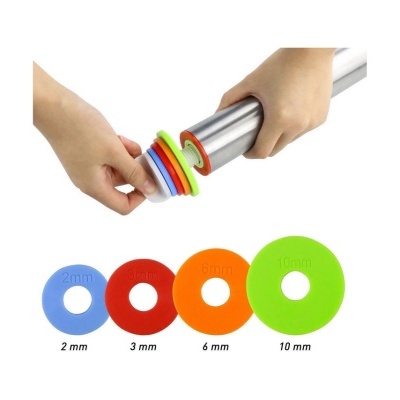 Discos espaçadores coloridos de plástico em barra metálica