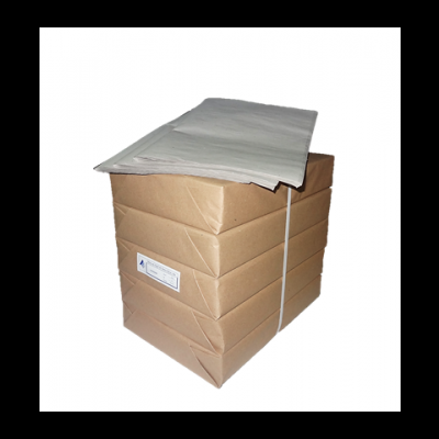 Pacote embalado em papel castanho com folha branca em cima