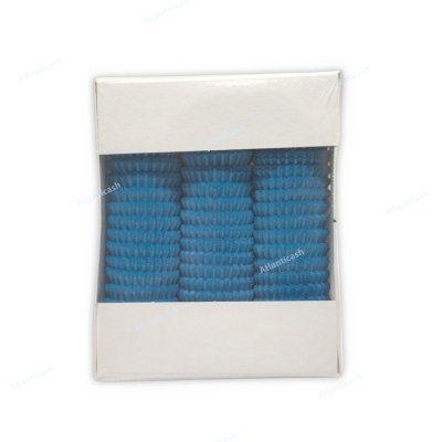 Caixa branca com elásticos de cabelo azuis enrolados