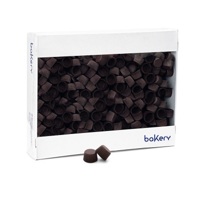 Caixa de papel branca com pequenos copos castanhos escuros visíveis e texto bakery em azul