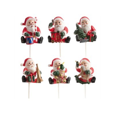 Seis figuras de Pai Natal coloridas em palitos brancos