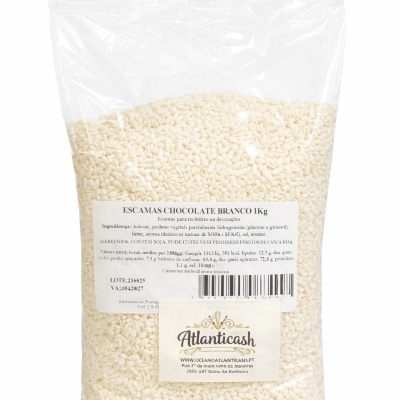 Pacote transparente com escamas de chocolate branco em fundo branco