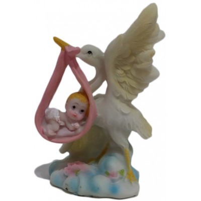 Figura decorativa de cegonha branca a segurar bebé em pano cor de rosa sobre base azul com flores