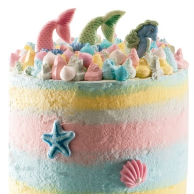 Bolo colorido decorado com temas do mar em glacê pastel