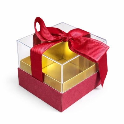 Caixa de presente quadrada vermelha com tampa transparente e fita vermelha
