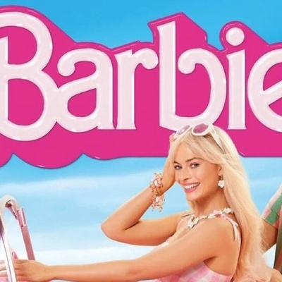 Logotipo Barbie em rosa com duas pessoas jovens em ambiente de verão