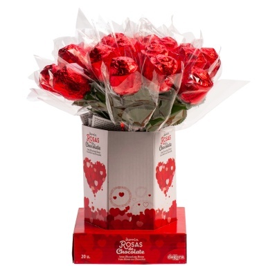 Vaso com dezanove rosas de chocolate em papel vermelho em embalagem com corações