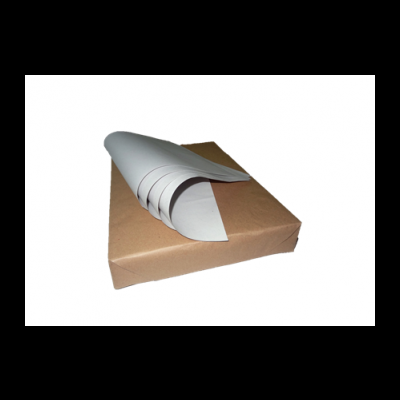 Pacote de cartão com papel branco enrolado em cima