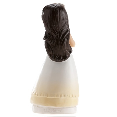 Estátua de mulher com cabelo castanho e vestido branco vista de costas