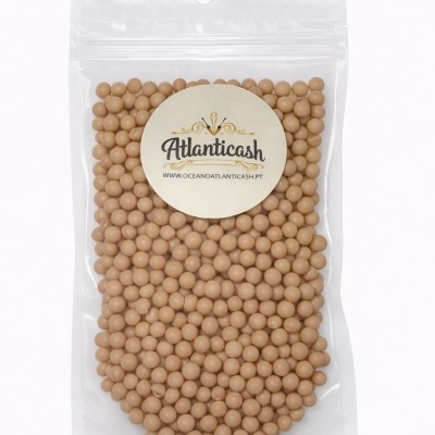 Pacote de bolas bege claras em saco plástico com etiqueta Atlanticash
