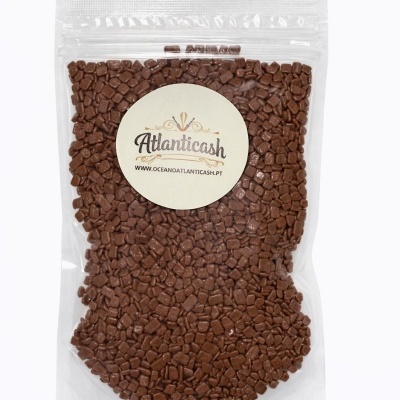 Pacote de plástico com grânulos castanhos e rótulo Atlanticash
