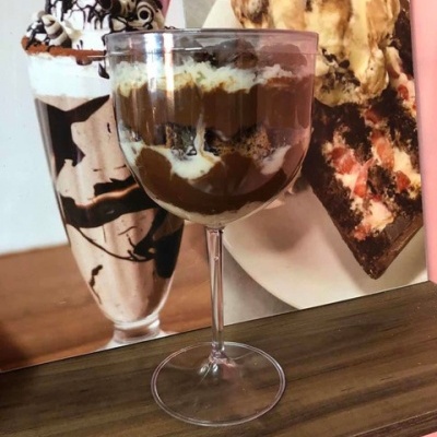 Taça de vidro com sobremesa de chocolate em camadas