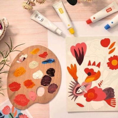 Paleta de pintura colorida e folha com arte floral