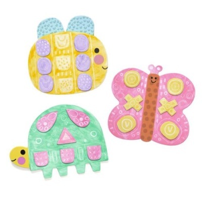 Brinquedos infantis de madeira coloridos com formas de abelha, borboleta e tartaruga.