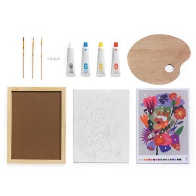 Kit de pintura com pincéis, tintas, paleta, moldura, tela com desenho e imagem colorida de flores.