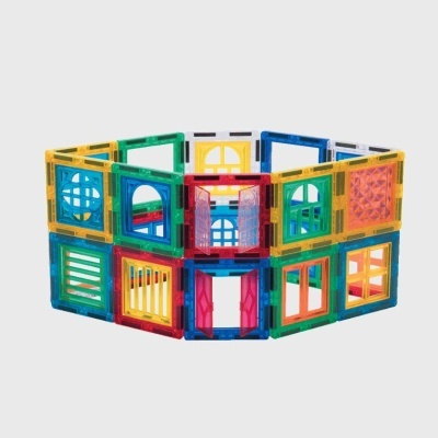 Estrutura hexagonal colorida feita de peças plásticas translúcidas tipo janela e porta