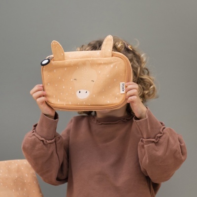 Bolsa pequena castanha clara com face de animal e orelhas, segurada por criança com sweatshirt castanha