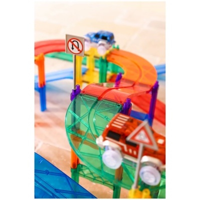 Conjunto de pista de brinquedo colorido com carrinhos e sinais de trânsito