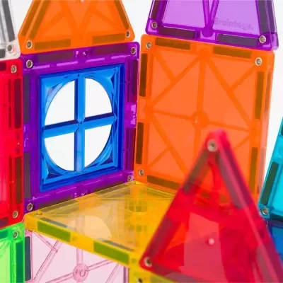 Blocos magnéticos coloridos quadrados e triangulares em várias cores translúcidas formando estrutura