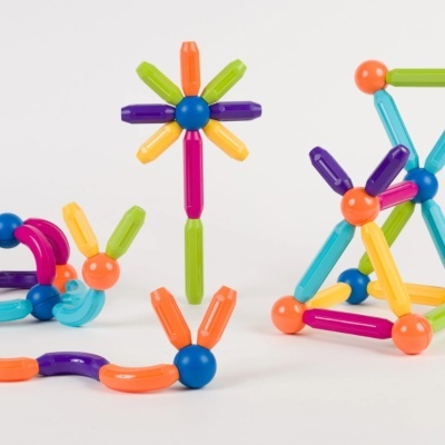 Brinquedos de construção coloridos em várias formas geométricas