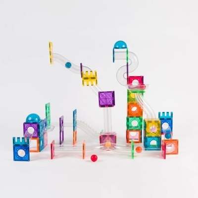 Peças coloridas translúcidas de jogo de construção com bolas em fundo branco