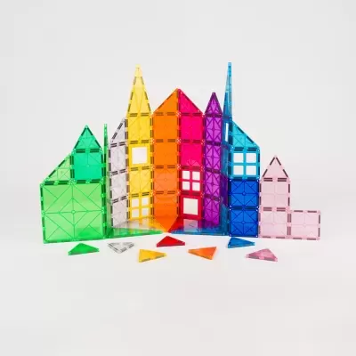 Peças magnéticas de construção coloridas formando casas e edifícios