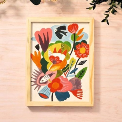 Pintura colorida de flores em moldura de madeira clara