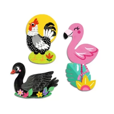 Decorações em madeira coloridas de um galo, flamingo e cisne