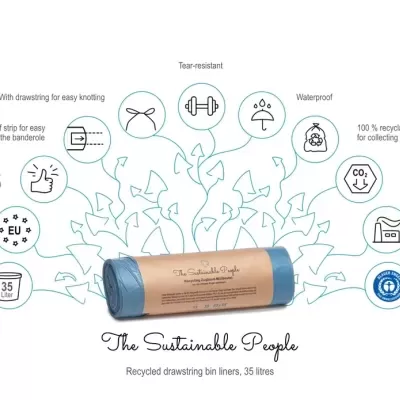 Rolo de sacos de lixo azuis etiquetado com papel castanho e descrição de características ecológicas