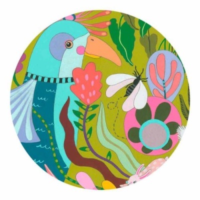 Ilustração colorida de pássaro azul, flores e abelha num círculo