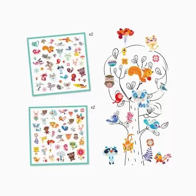 Autocolantes de animais coloridos aplicados numa árvore desenhada e folhas com autocolantes