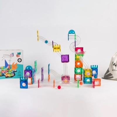 Jogo de construção colorido Waranix com várias peças e saco de pano.