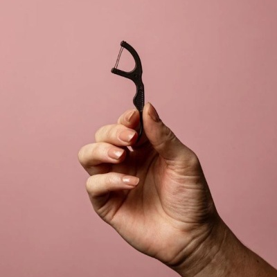 Fio Dentário com aplicador x 50 (carvão e menta) - The Humble Co.